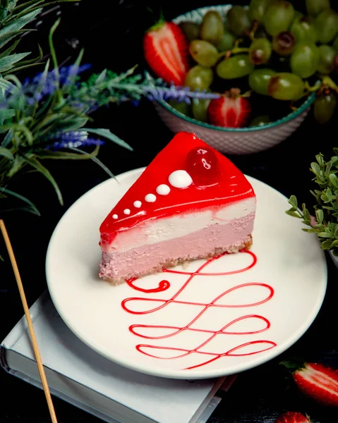 Cheesecake με κεράσι στο τραπέζι — Φωτογραφία Αρχείου