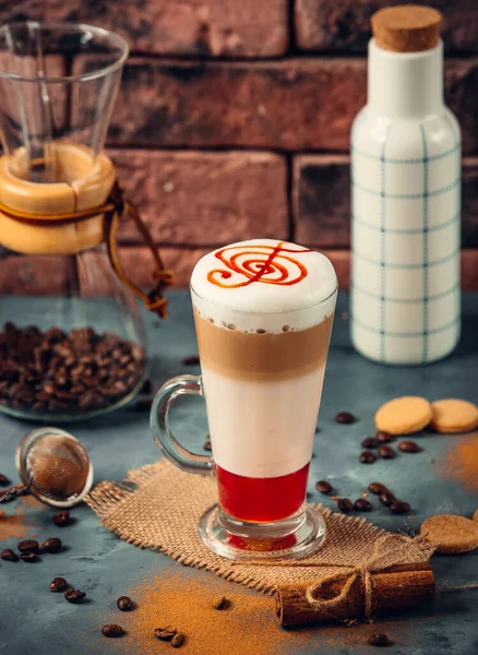 Фраппе кофе с молоком и красным сиропом — стоковое фото