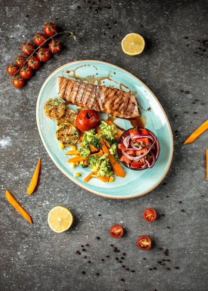 Fried salmon with vegetables on the table __ — Stockfoto