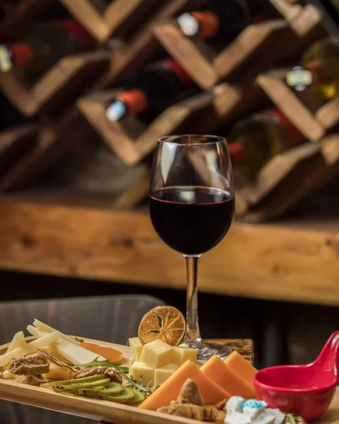 Käseplatte mit Cheddar, Parmesan, Gouda serviert mit Wein — Stockfoto