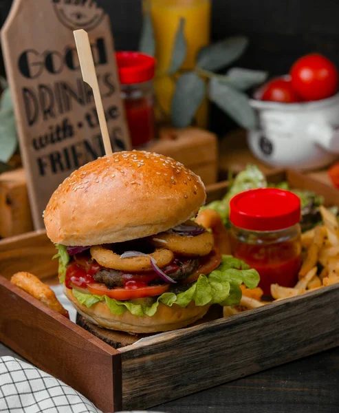 Hamburgare fylld med lökringar — Stockfoto