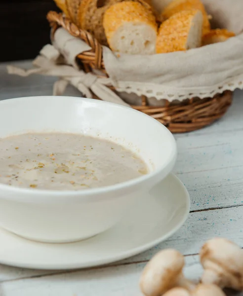 Zbliżenie zupy grzybowej do miski podawanej z chlebem — Zdjęcie stockowe