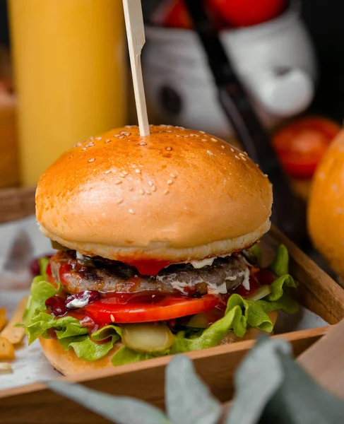 Klassisk hamburgare med Sesam bulle — Stockfoto
