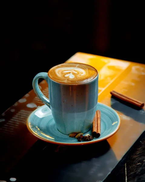 Cappuccino in blauer Tasse serviert — Stockfoto