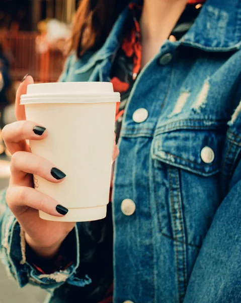 Luați cafeaua în mâna femeii — Fotografie, imagine de stoc