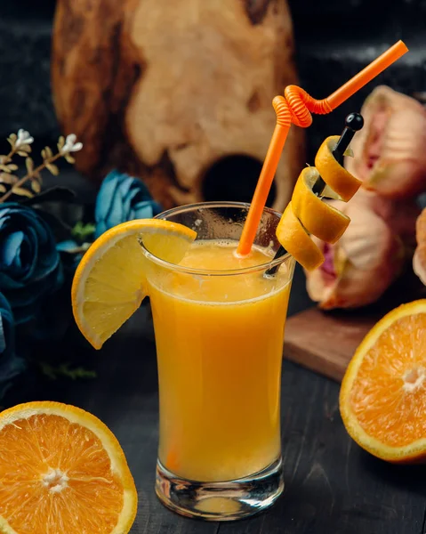 Fresh orange juice is decorated with slide of frsh orange — Stock Photo, Image