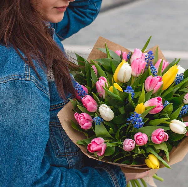 Букет тюльпанов в женских руках — стоковое фото
