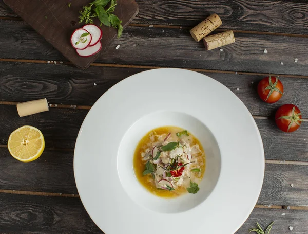 Vista superior da sopa de carne decorada com rabanete, coentro e tomate seco — Fotografia de Stock