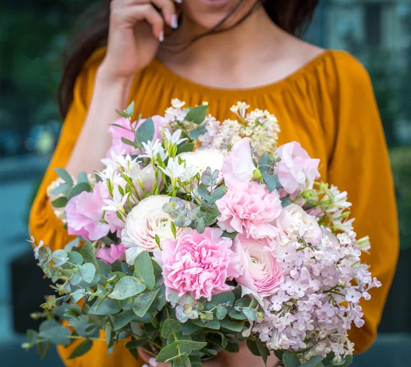 Buquê de flores em mãos de menina — Fotografia de Stock