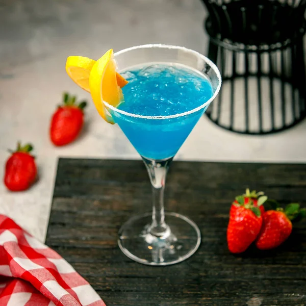 テーブルの上の青いラグーン — ストック写真