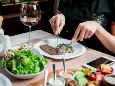 Sebzeli kızarmış Türk eti.