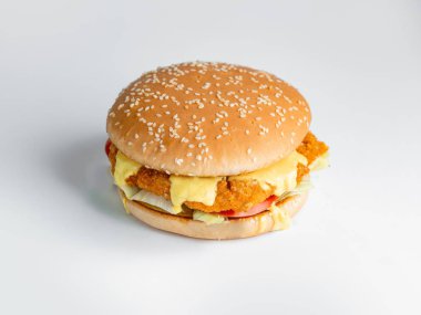 Marul domatesli tavuk burger ve beyaz arka planda erimiş peynir.