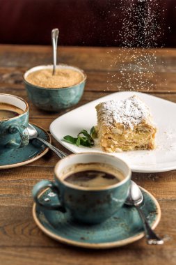 Kahve ile servis edilen tatlı.