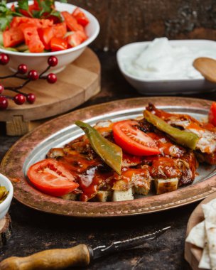 Taze domates ve meze olarak ketçaplı kızarmış tatlı biber.