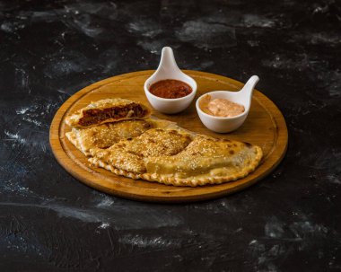 İtalyan calzone 'si masada.
