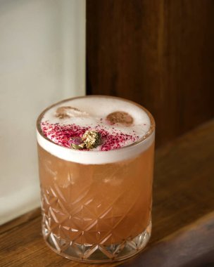 Masada buzlu zencefilli kokteyl.