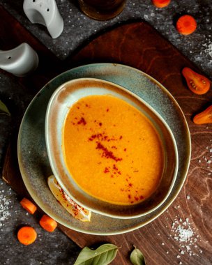 Kırmızı biberli mercimek çorbası ve limon dilimi