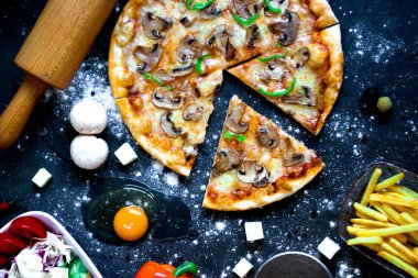 Mantarlı ve biberli karışık pizza.