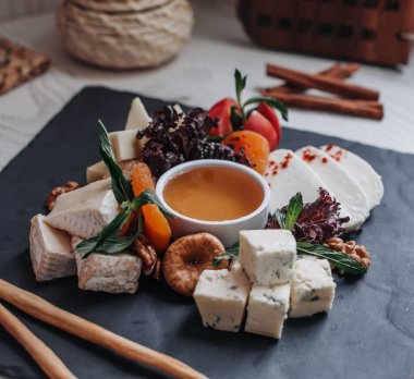 Masada bal olan peynir tabağı.