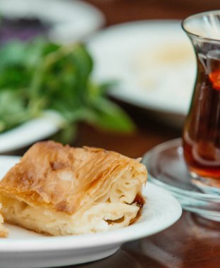 Türk peynirli bulvarına yakın durun.