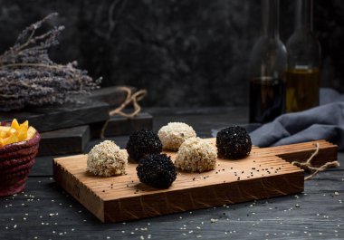 beyaz ve siyah susam topları