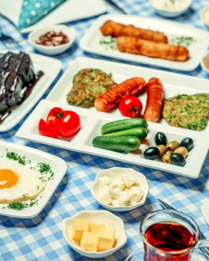 Kahvaltı seti masada.