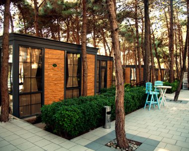 Avlusu ve dolapları olan rahat bir kafe.