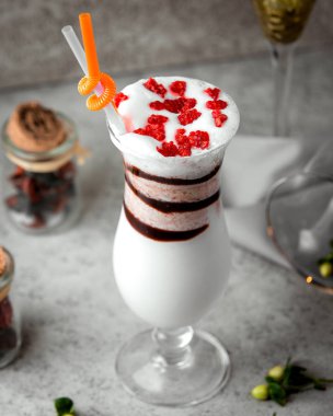 Köpüklü ve ahududulu milkshake.