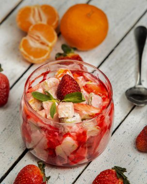 Masadaki bardakta meyve salatası.