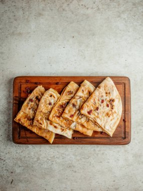 Kurutulmuş böğürtlenli kızarmış dörtlü.