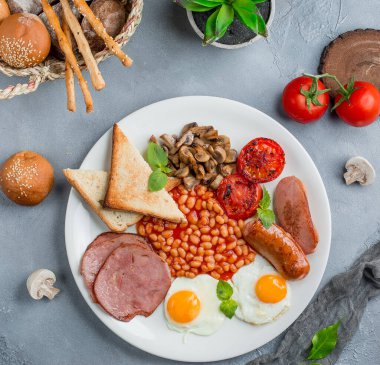 Kahvaltı tabağı masada.