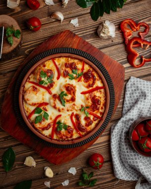 Peynirli kızarmış karides, çömlek tavasında kırmızı dolma biber.