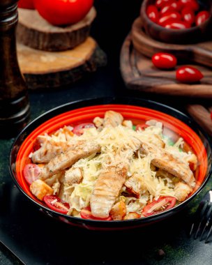 Tavuklu sezar salatası masada.