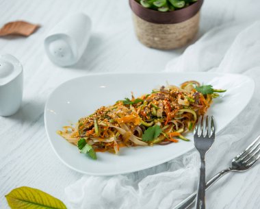 Tabakta sebzeli erişte