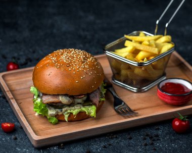 Hamburger, patates, ketçap ile