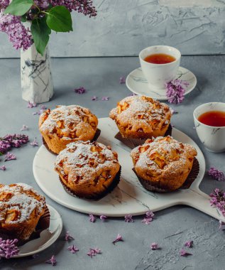 Kurabiyeler ve siyah çay masada.