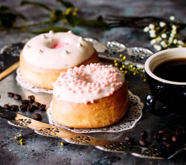 Meyve kremalı çörek ve kahve.