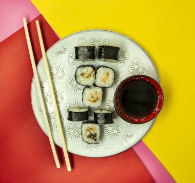 Soya soslu yılan balıklı nori sushi dürümü.