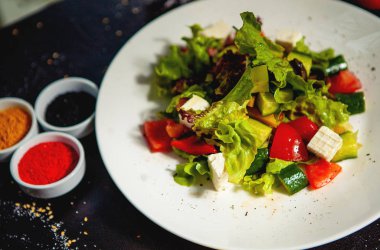 Salatalık, domates ve beyaz peynirli taze marul salatası.