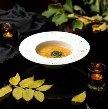 Tavuk suyuna sebze çorbası serpilmiş otlar.