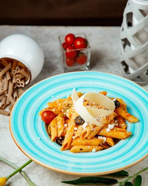 domates soslu makarna zeytinli domates ve rendelenmiş parmesan.