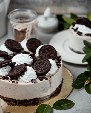 Oreo kurabiyeleriyle süslenmiş orea keki.