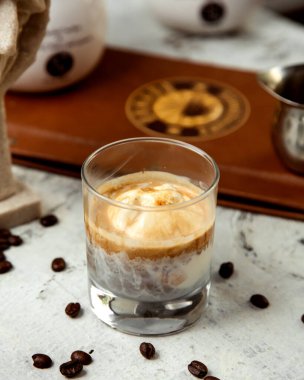 Kahve ve kahve çekirdekleri.