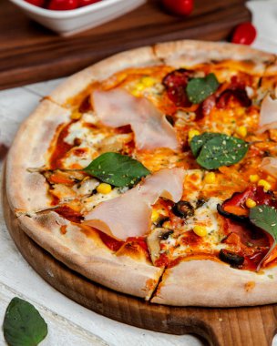 Fesleğenli ve pastırmalı karışık pizza.