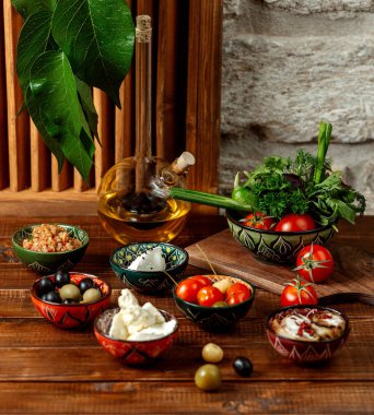 Tahtaya oturmuş kahvaltı.