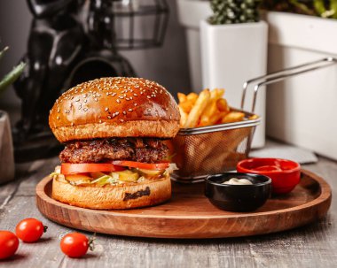 Patates kızartmalı ve vişneli domatesli burger