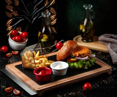Tahtada patates kızartması ve çizburger.