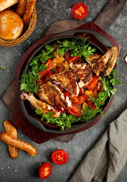 Frango frito com legumes assados em um otomano de madeira — Fotografia de Stock