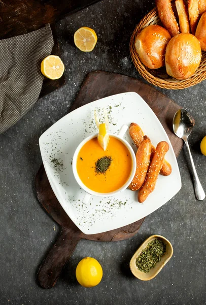 Sopa de lentejas con una rebanada de limón espolvoreada con menta seca — Foto de stock gratuita