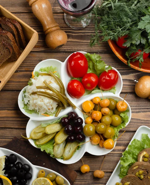 Plato de verduras en vinagre de tomate, encurtidos, col —  Fotos de Stock